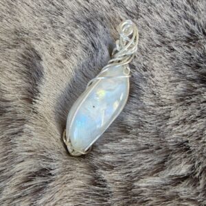 Handgemaakte wire wrap in 925 Sterling Silver met Regenboog maansteen