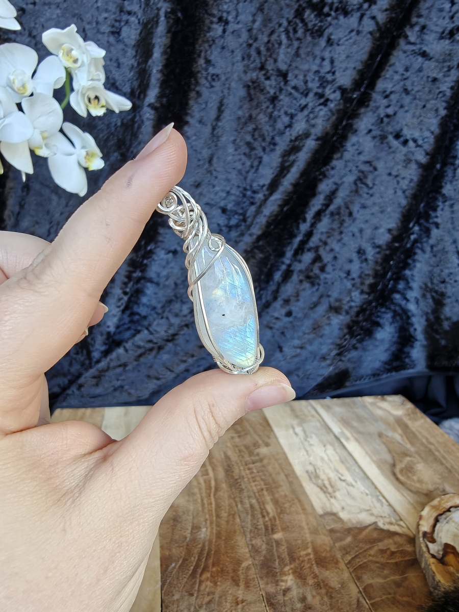 Handgemaakte wire wrap in 925 Sterling Silver met Regenboog maansteen