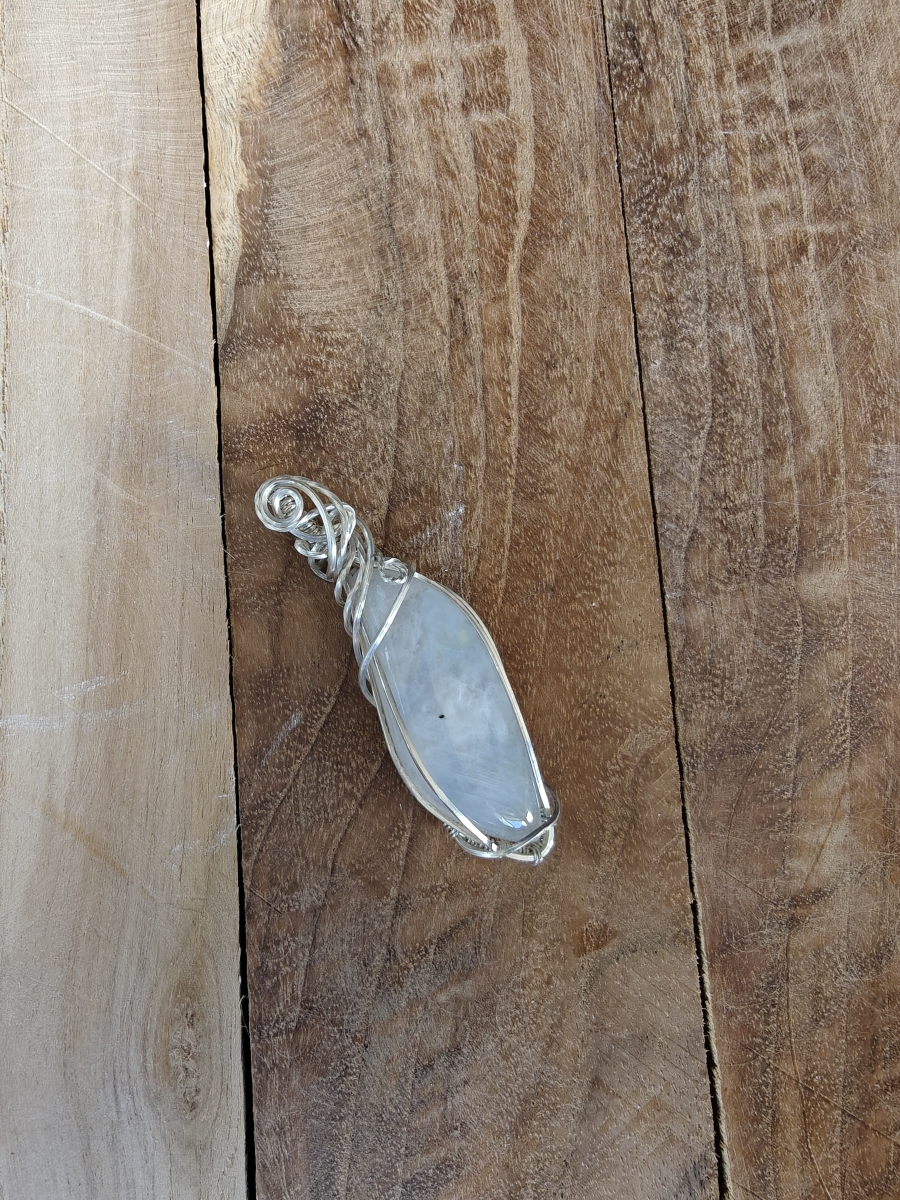 Handgemaakte wire wrap in 925 Sterling Silver met Regenboog maansteen