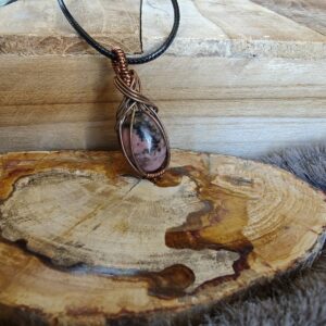 Handgemaakte wire wrap mini Rhodoniet met geoxideerde koperdraad