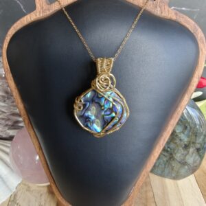 Handgemaakte wire wrap van Abalone schelp met vergulde koperdraad