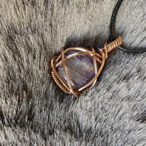 Handgemaakte wire wrap van Amethist in koperdraad