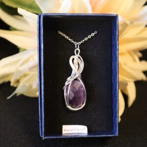Handgemaakte wire wrap van Amethist met verzilverde koperdraad
