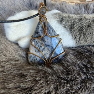 Handgemaakte wire wrap van Dendriet Opaal met geoxideerde koperdraad