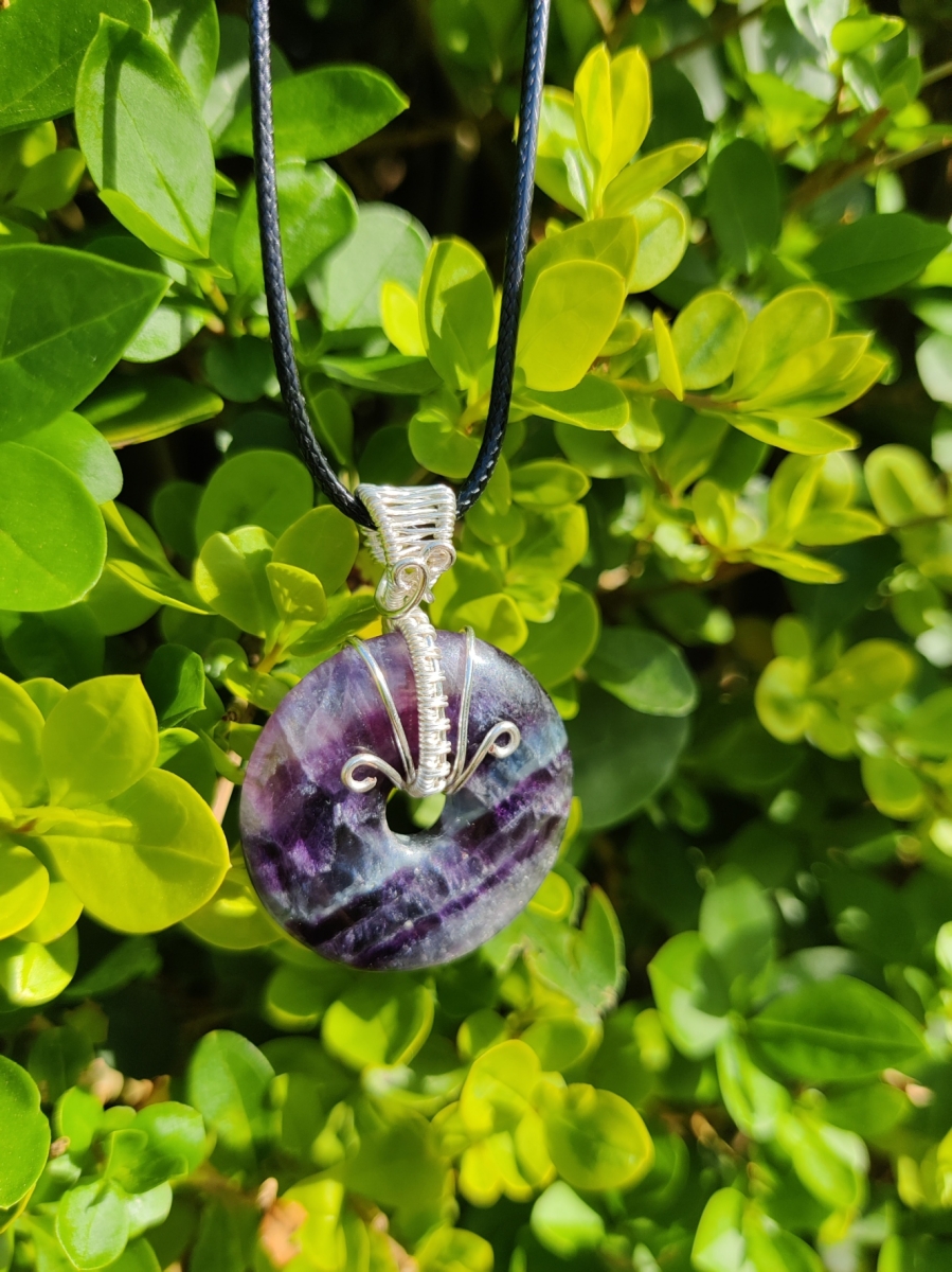 Handgemaakte wire wrap van Fluoriet donut met verzilverde koperdraad