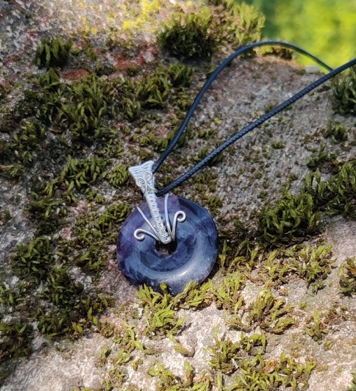 Handgemaakte wire wrap van Fluoriet donut met verzilverde koperdraad