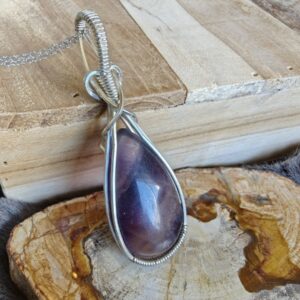 Handgemaakte wire wrap van Fluoriet met verzilverde koperdraad