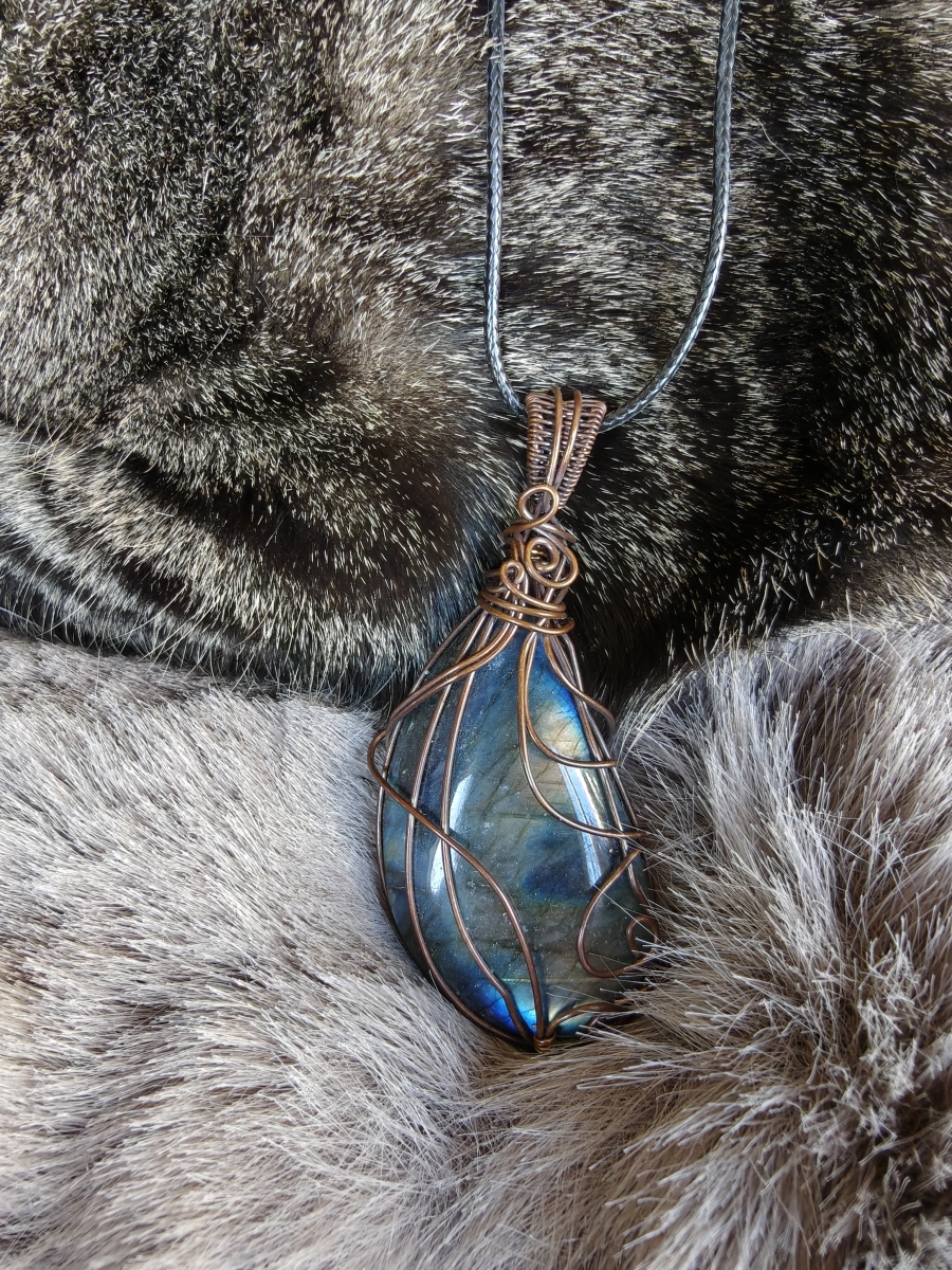Handgemaakte wire wrap van Labradoriet met geoxideerde koperdraad (groot)