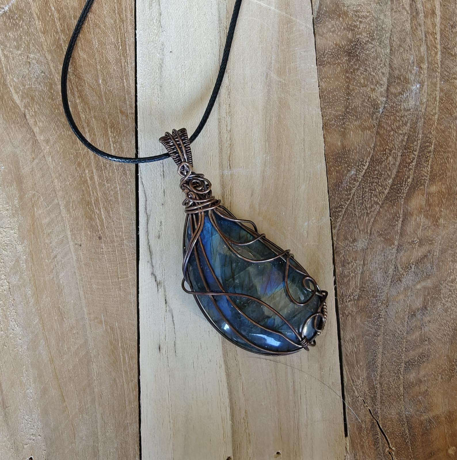 Handgemaakte wire wrap van Labradoriet met geoxideerde koperdraad (groot)
