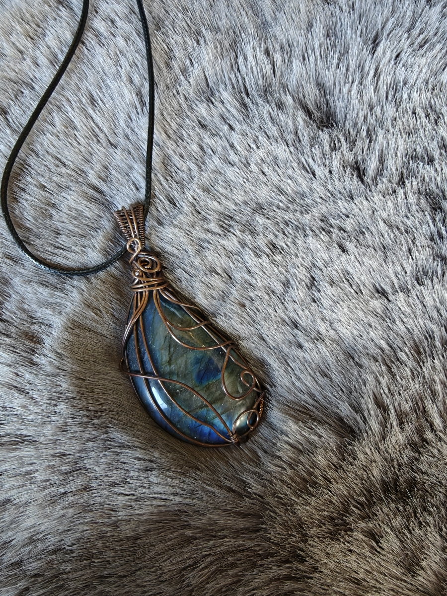 Handgemaakte wire wrap van Labradoriet met geoxideerde koperdraad (groot)