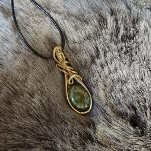 Handgemaakte wire wrap van Labradoriet met vergulde koperdraad
