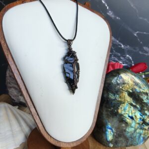 Handgemaakte wire wrap van Obsidiaan pijlpunt met geoxideerde koperdraad