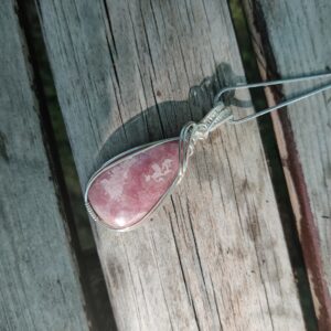 Handgemaakte wire wrap van Rhodochrosiet met verzilverde koperdraad
