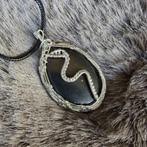 Handgemaakte wire wrap van Shungiet met verzilverde koperdraad - slang