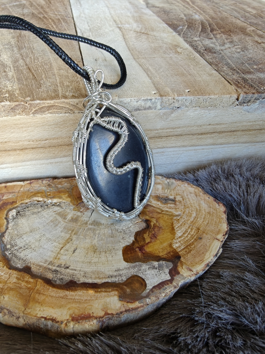 Handgemaakte wire wrap van Shungiet met verzilverde koperdraad - slang