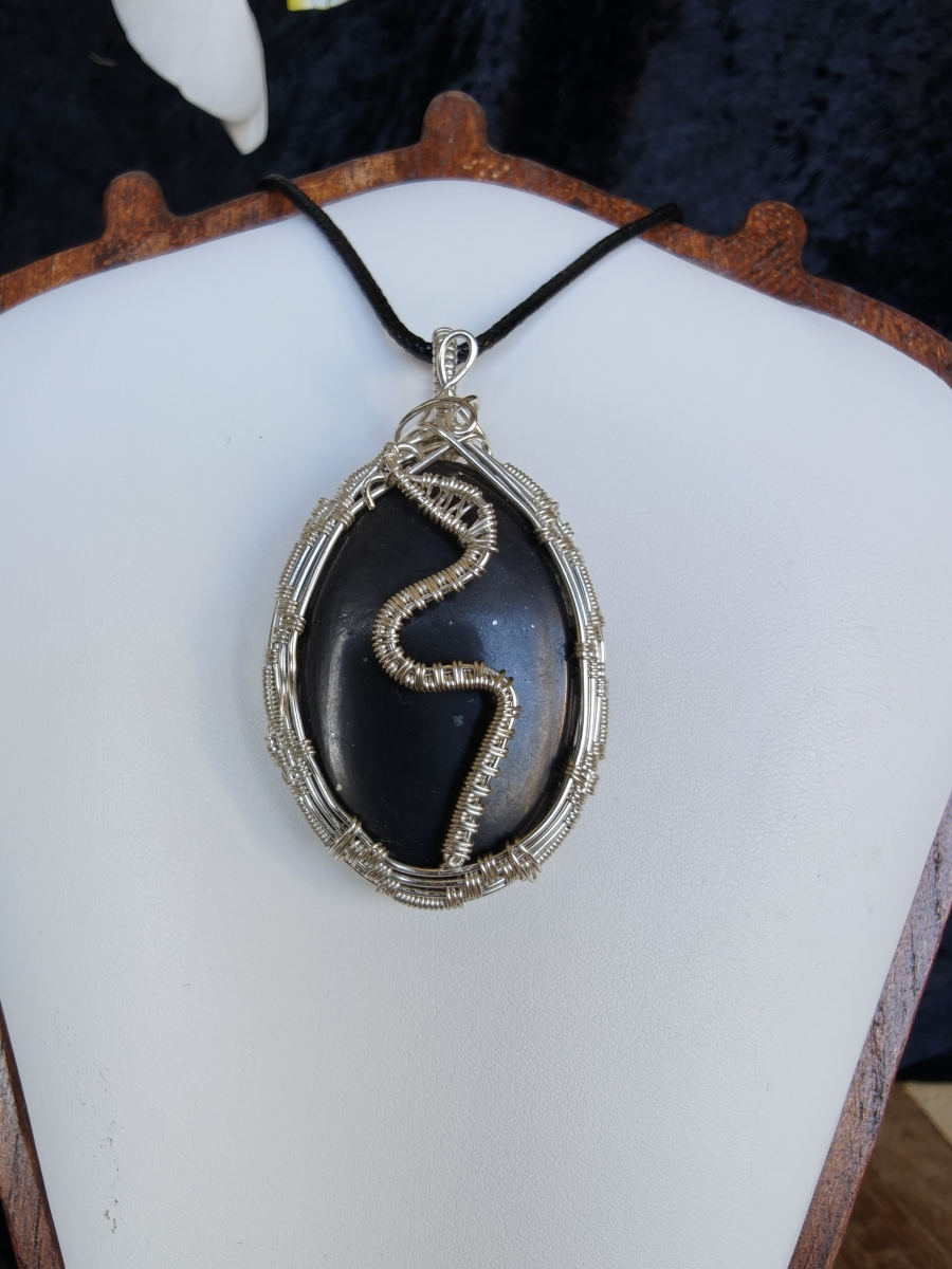 Handgemaakte wire wrap van Shungiet met verzilverde koperdraad - slang