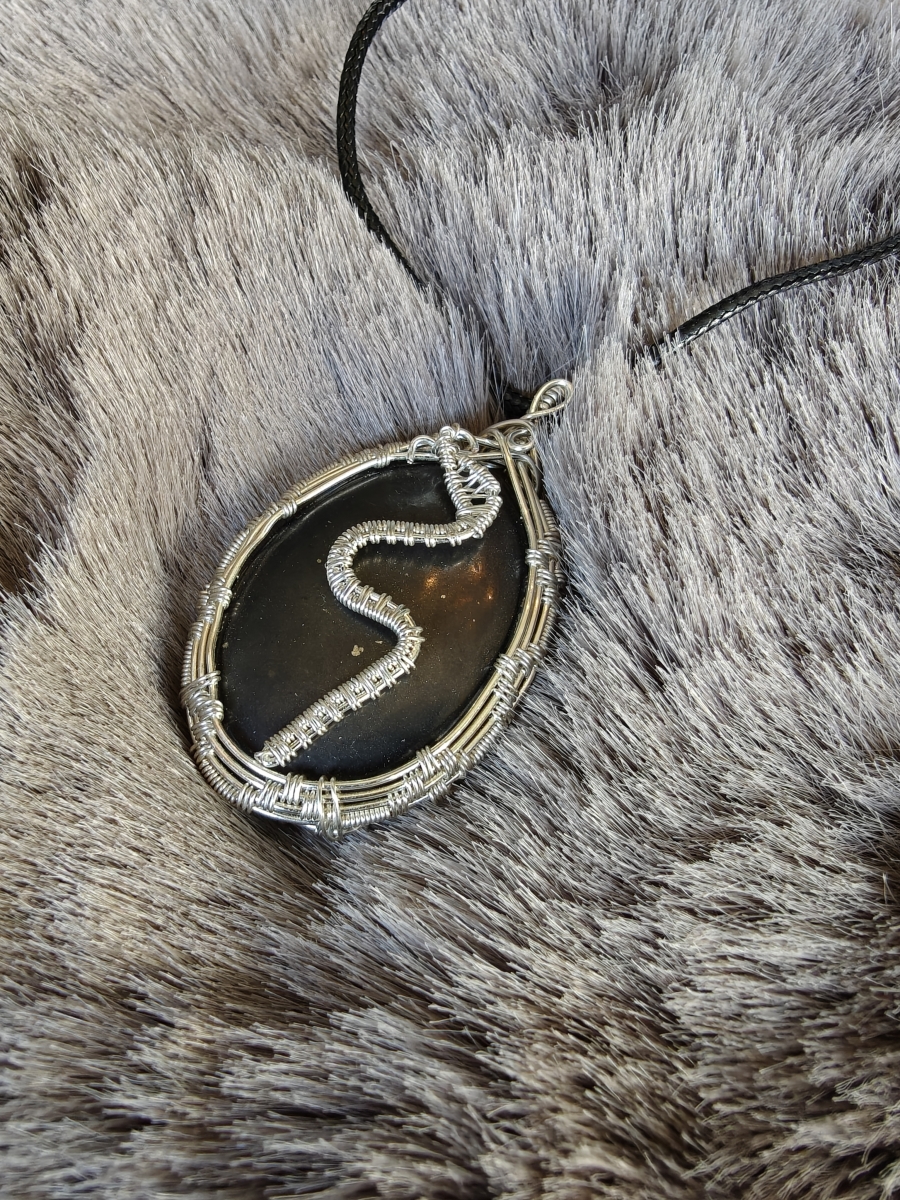 Handgemaakte wire wrap van Shungiet met verzilverde koperdraad - slang