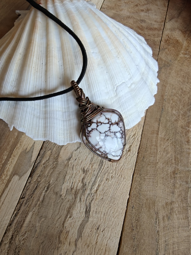 Handgemaakte wire wrap van Wild Horse Jaspis met geoxideerde koperdraad