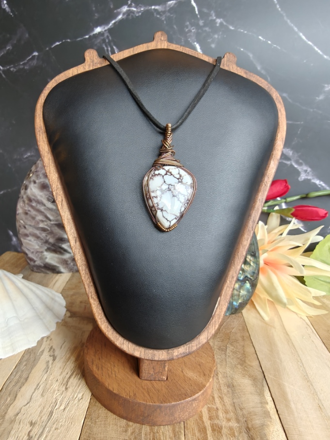 Handgemaakte wire wrap van Wild Horse Jaspis met geoxideerde koperdraad