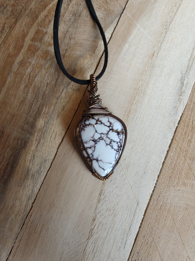 Handgemaakte wire wrap van Wild Horse Jaspis met geoxideerde koperdraad