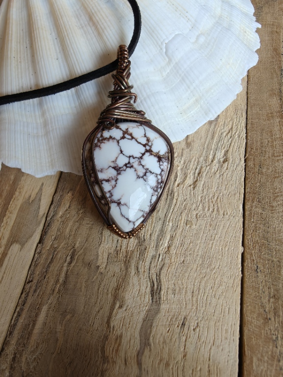 Handgemaakte wire wrap van Wild Horse Jaspis met geoxideerde koperdraad