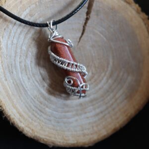 Handgemaakte wire wrap van Zandsteen met verzilverde koperdraad