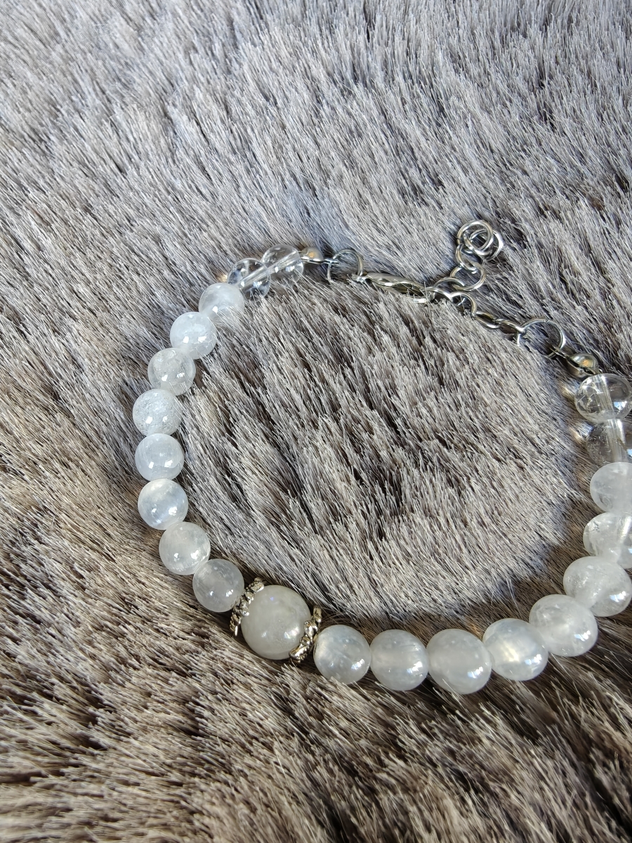 Handmade armband met slotje van Maansteen, seleniet en bergkristal kralen