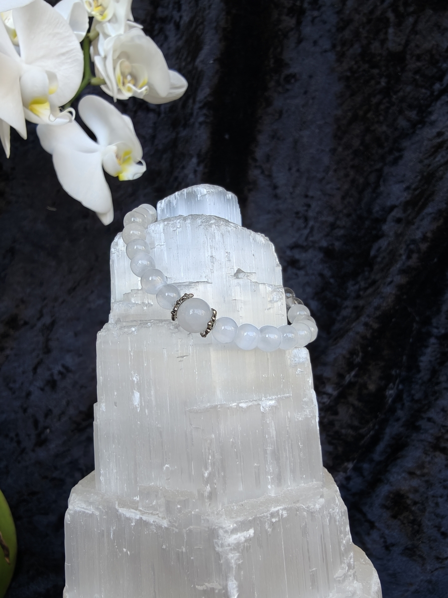 Handmade armband met slotje van Maansteen, seleniet en bergkristal kralen