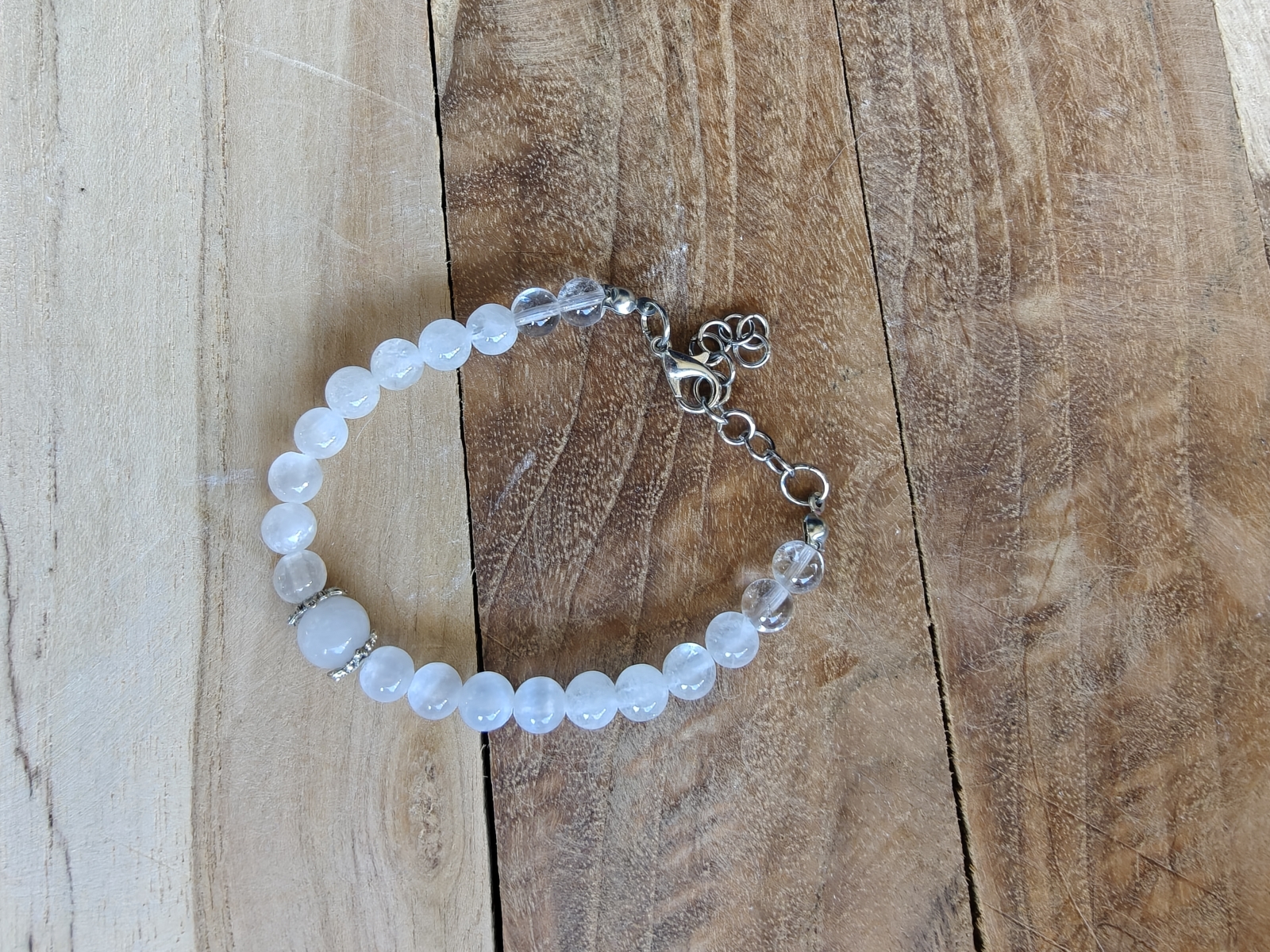 Handmade armband met slotje van Maansteen, seleniet en bergkristal kralen