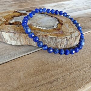 Handmade armband van Lapis Lazuli facetkralen 17cm