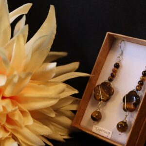 Oorbellen met Tijgeroog kralen bloem