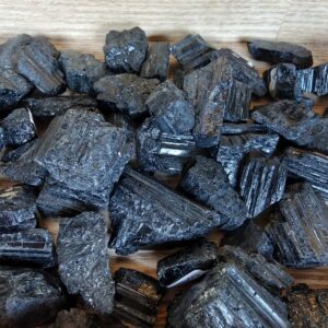 Zwarte Toermalijn zaksteentje ruw +/- 17gr