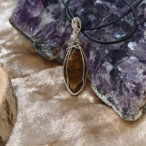 Handgemaakte fijne wire wrap van Tijgeroog met verzilverde koperdraad