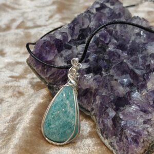 Handgemaakte wire wrap van Amazoniet met verzilverde koperdraad