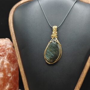 Handgemaakte wire wrap van Labradoriet met vergulde koperdraad - Asymmetrische druppel