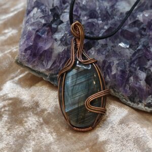 Handmade wire wrap van Labradoriet met geoxideerde koperdraad ovale vorm