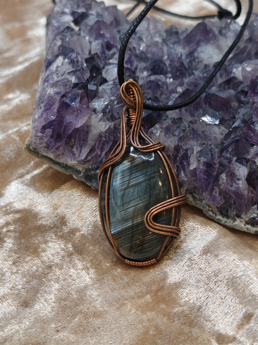 Handmade wire wrap van Labradoriet met geoxideerde koperdraad ovale vorm