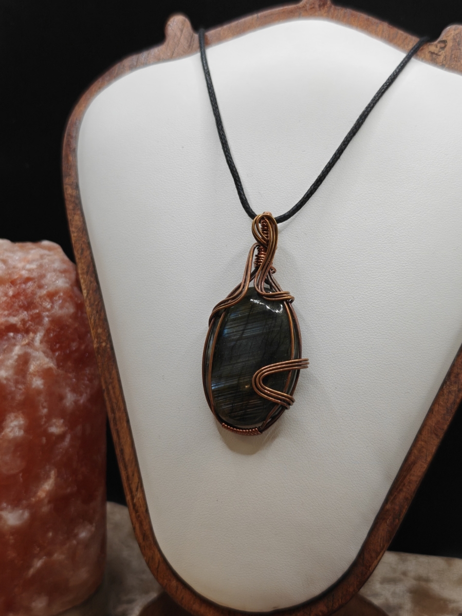 Handmade wire wrap van Labradoriet met geoxideerde koperdraad ovale vorm