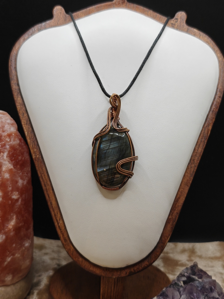 Handmade wire wrap van Labradoriet met geoxideerde koperdraad ovale vorm