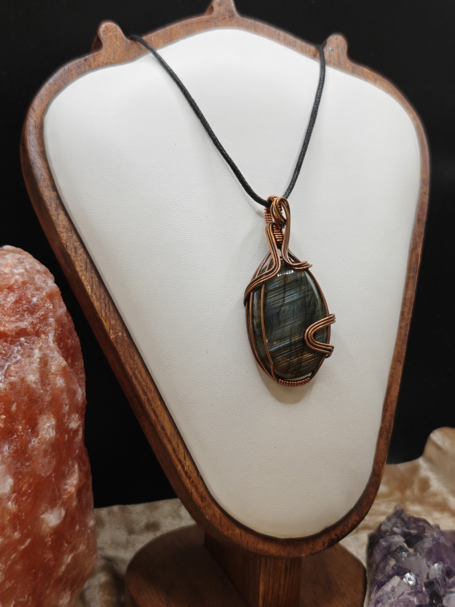Handmade wire wrap van Labradoriet met geoxideerde koperdraad ovale vorm