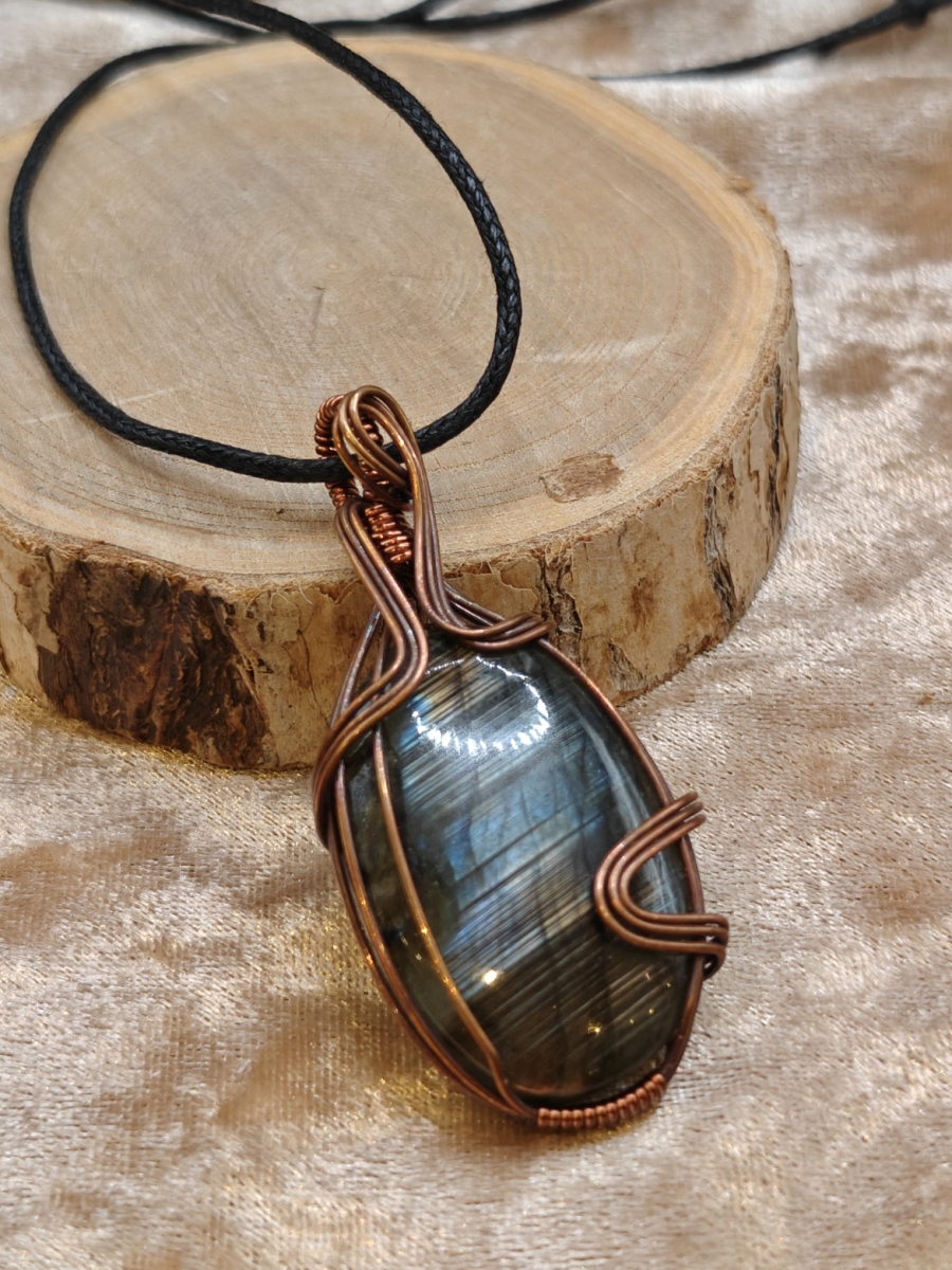 Handmade wire wrap van Labradoriet met geoxideerde koperdraad ovale vorm
