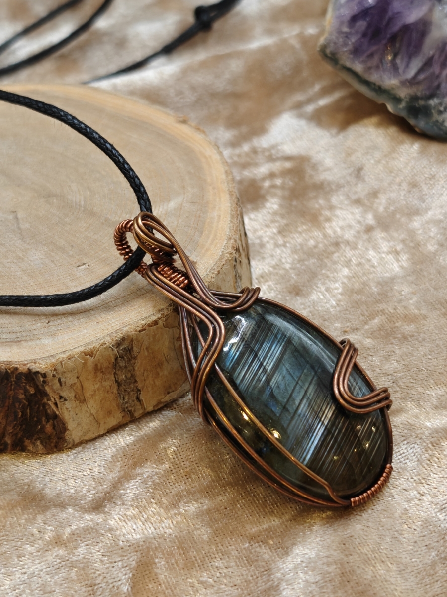 Handmade wire wrap van Labradoriet met geoxideerde koperdraad ovale vorm