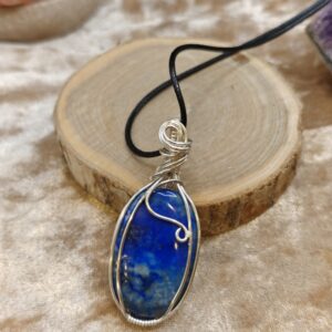 Handmade wire wrap van Lapis Lazuli met verzilverde koperdraad