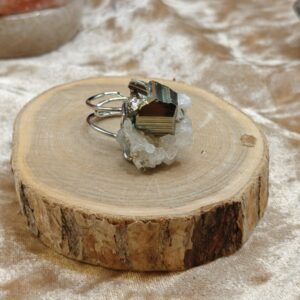 Ring met ruwe Pyriet in moedergesteente