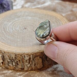 Ring ruwe Labradoriet met flash - 925SS - Maat 8,5
