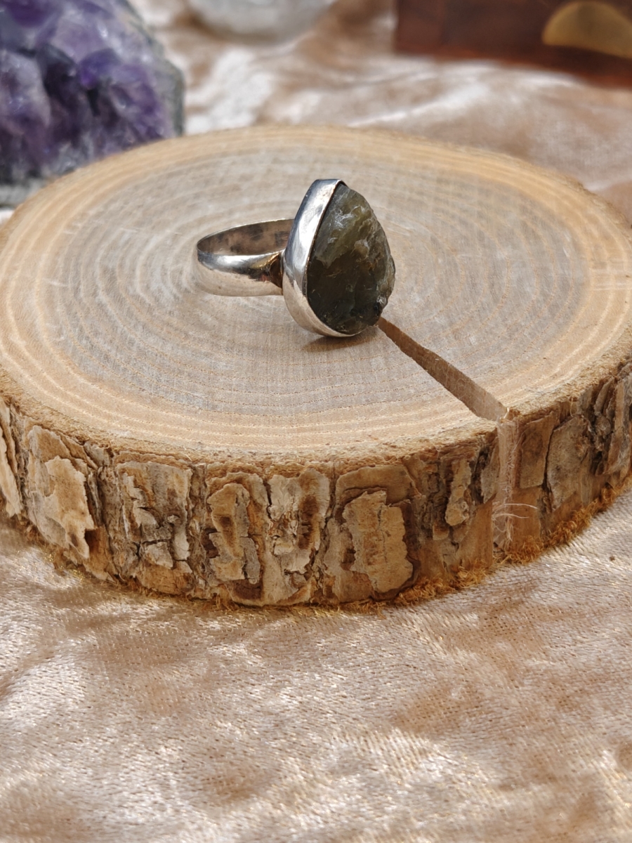 Ring ruwe Labradoriet met flash - 925SS - Maat 8,5