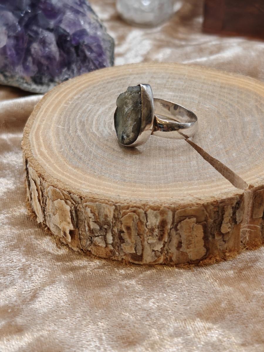 Ring ruwe Labradoriet met flash - 925SS - Maat 8,5
